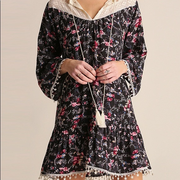 Umgee Dresses & Skirts - Umgee floral v neck dress.